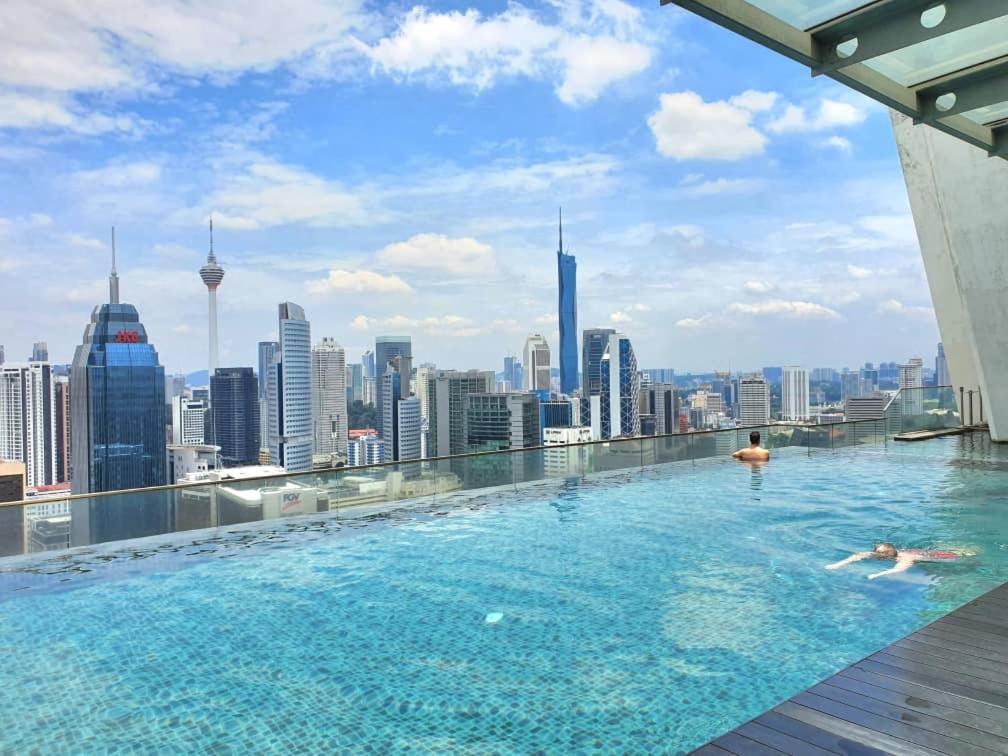 Regalia Suites Klcc View Rooftop Infinity Pool By Angkasa Homes 쿠알라룸푸르 외부 사진