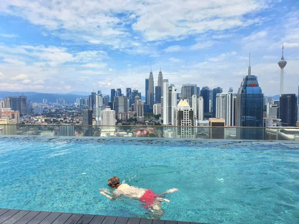 Regalia Suites Klcc View Rooftop Infinity Pool By Angkasa Homes 쿠알라룸푸르 외부 사진