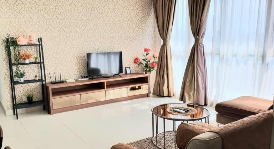Regalia Suites Klcc View Rooftop Infinity Pool By Angkasa Homes 쿠알라룸푸르 외부 사진