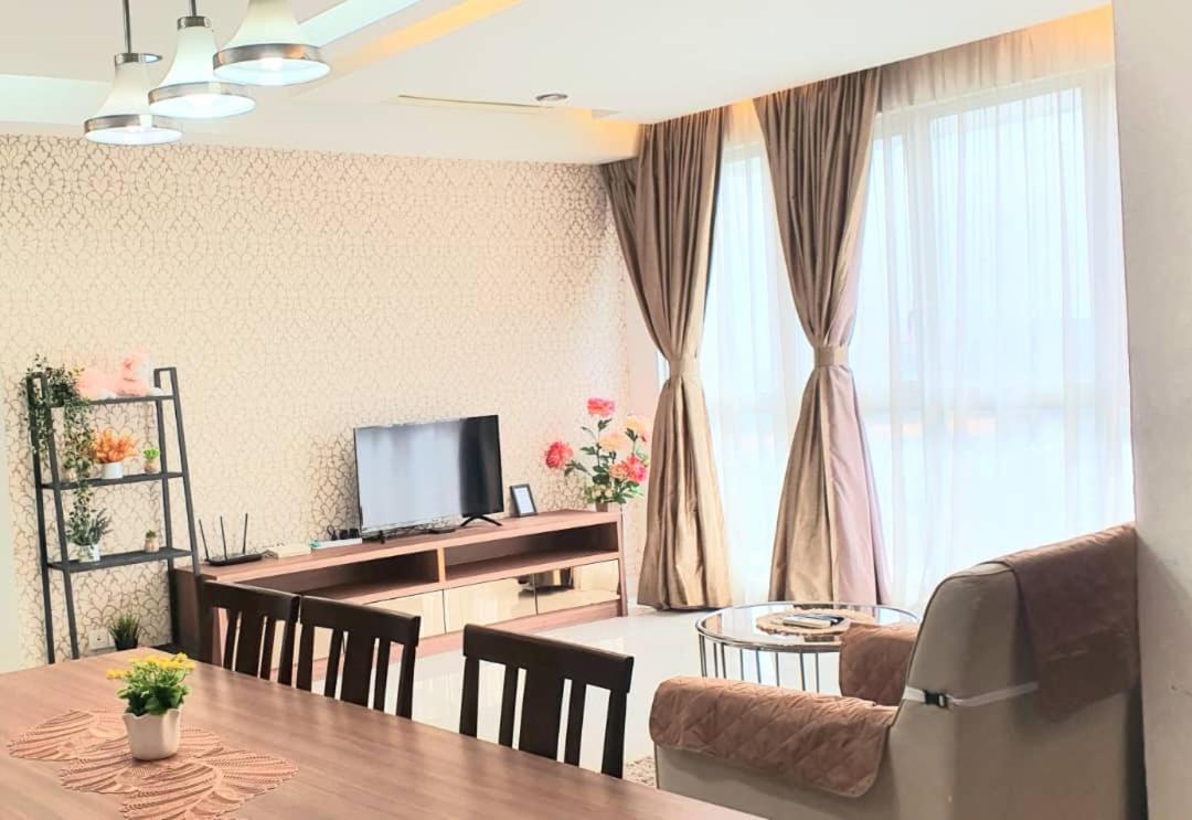 Regalia Suites Klcc View Rooftop Infinity Pool By Angkasa Homes 쿠알라룸푸르 외부 사진