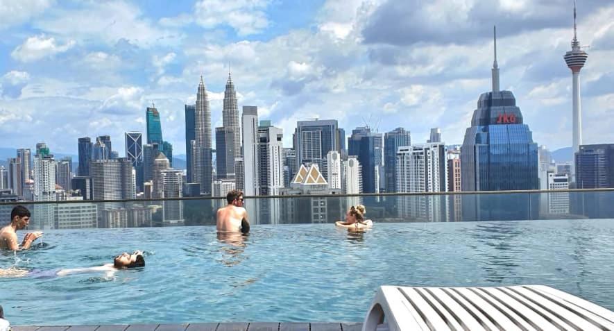 Regalia Suites Klcc View Rooftop Infinity Pool By Angkasa Homes 쿠알라룸푸르 외부 사진