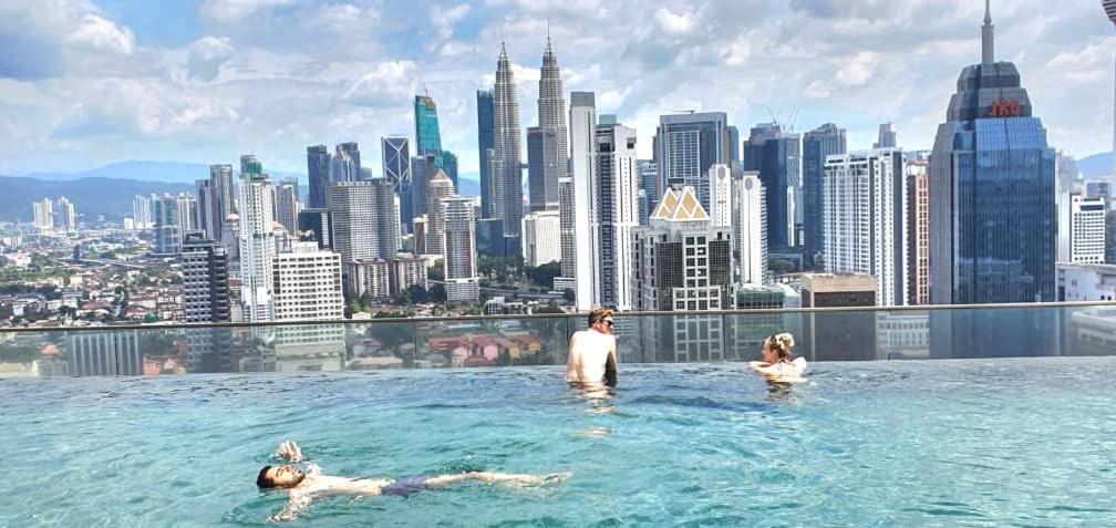 Regalia Suites Klcc View Rooftop Infinity Pool By Angkasa Homes 쿠알라룸푸르 외부 사진