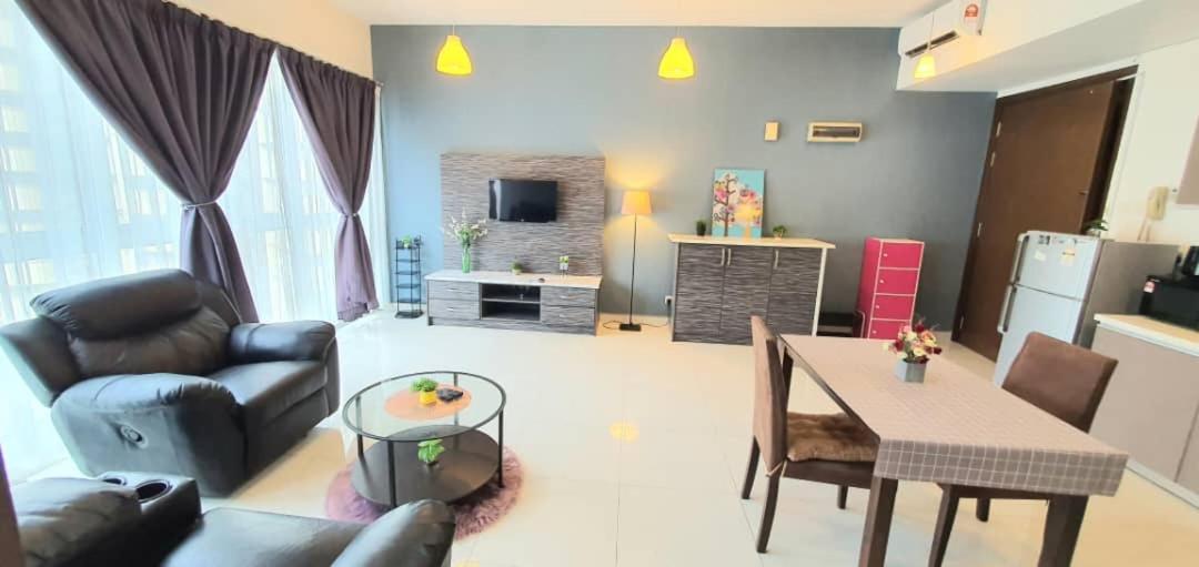 Regalia Suites Klcc View Rooftop Infinity Pool By Angkasa Homes 쿠알라룸푸르 외부 사진