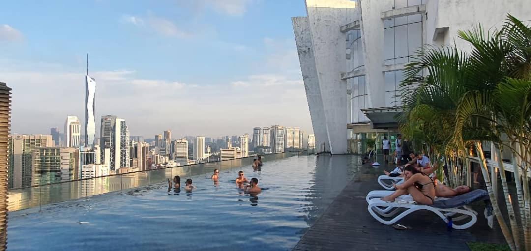 Regalia Suites Klcc View Rooftop Infinity Pool By Angkasa Homes 쿠알라룸푸르 외부 사진