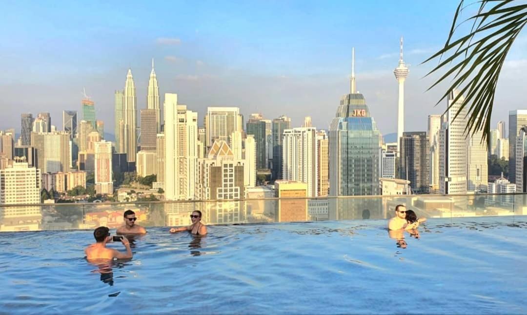 Regalia Suites Klcc View Rooftop Infinity Pool By Angkasa Homes 쿠알라룸푸르 외부 사진